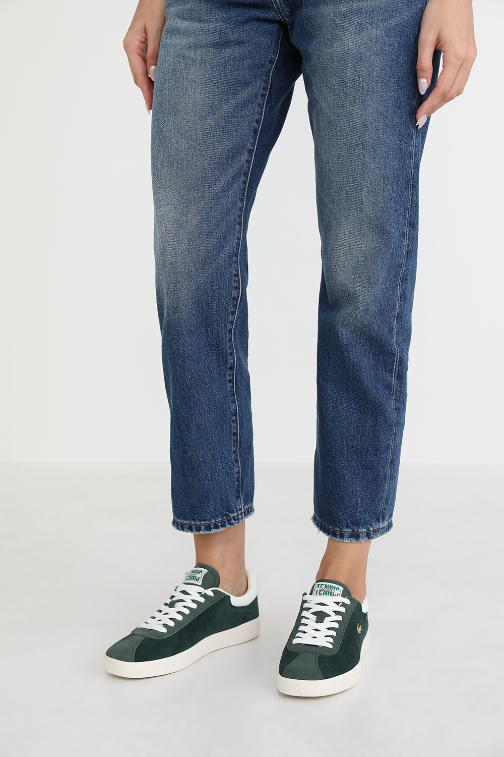 תמונת כל הלוק של נעלי סניקרס בייסשוט